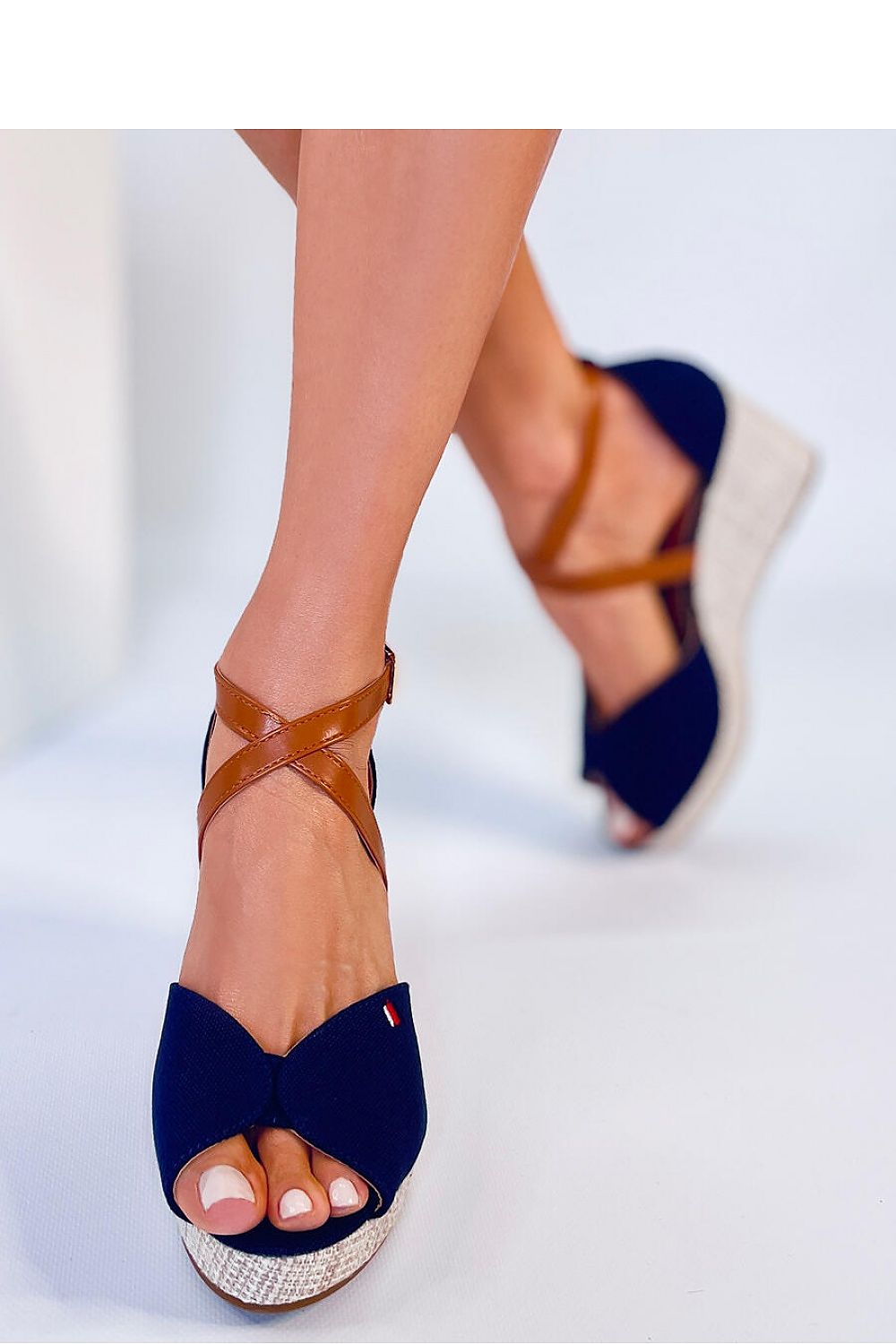 Sandales ouvertes à brides croisées – talon 8 cm – tissu & cuir écologique – Inello
