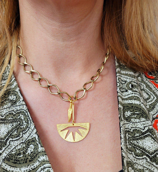 Collier Demi-Lune – Chaîne Dorée & Accent Minimaliste