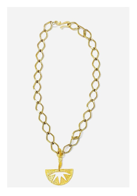 Collier Demi-Lune – Chaîne Dorée & Accent Minimaliste